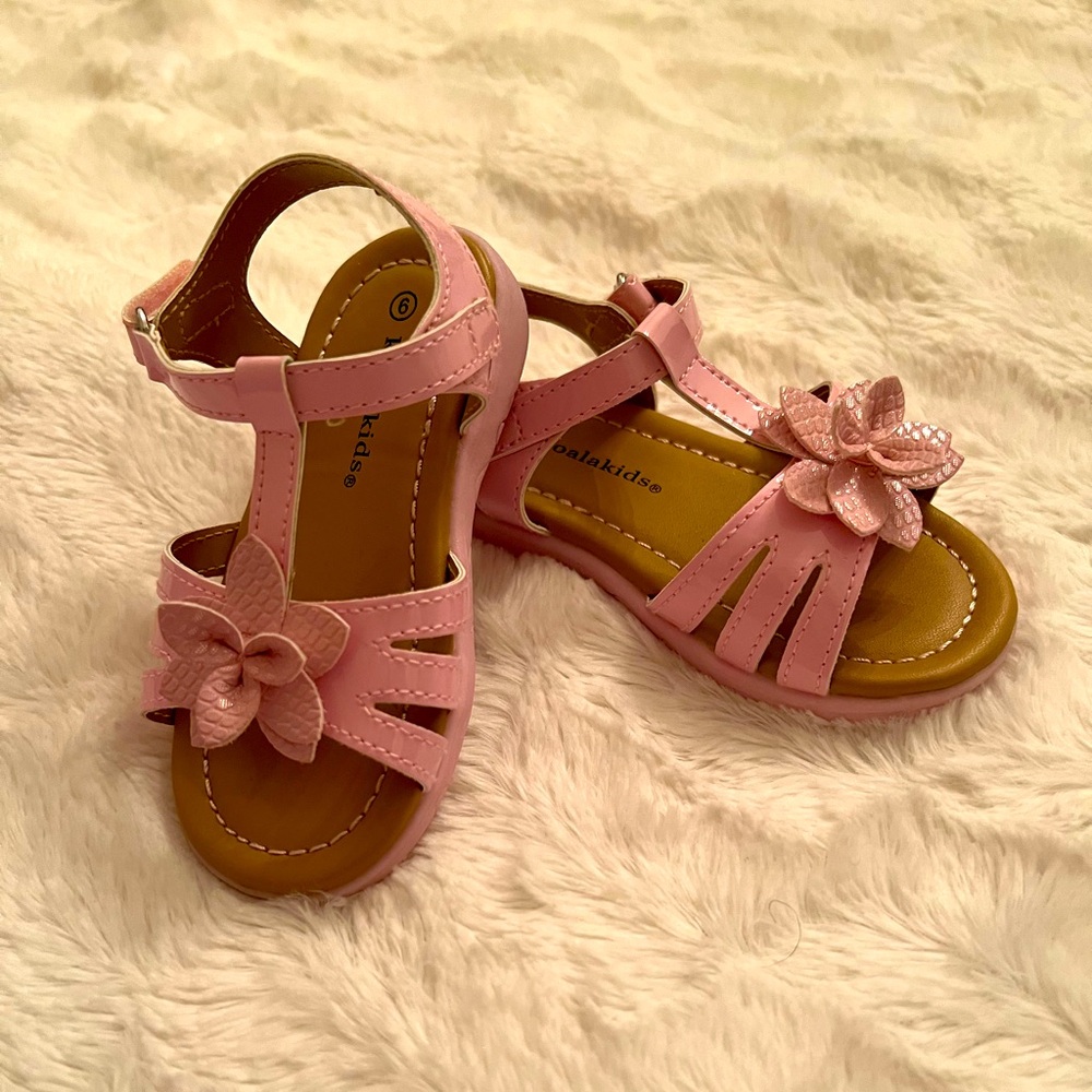 Beautiful! Never used! Sandals Size 6 (little girl)